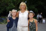 Amsterdam 10 juni 2015
Premiere Apenstreken bij kinderboederij in amsterdamse bos met oa Yvon Jaspers en Kim Lian v d Meij. Yvon met man en kinderen