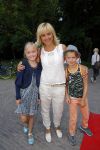 Amsterdam 10 juni 2015
Premiere Apenstreken bij kinderboederij in amsterdamse bos met oa Yvon Jaspers en Kim Lian v d Meij. Yvon met man en kinderen