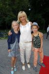 Amsterdam 10 juni 2015
Premiere Apenstreken bij kinderboederij in amsterdamse bos met oa Yvon Jaspers en Kim Lian v d Meij. Yvon met man en kinderen