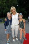 Amsterdam 10 juni 2015
Premiere Apenstreken bij kinderboederij in amsterdamse bos met oa Yvon Jaspers en Kim Lian v d Meij. Yvon met man en kinderen