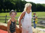 Amsterdam 10 juni 2015
Premiere Apenstreken bij kinderboederij in amsterdamse bos met oa Yvon Jaspers en Kim Lian v d Meij. Yvon met man en kinderen
