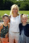 Amsterdam 10 juni 2015
Premiere Apenstreken bij kinderboederij in amsterdamse bos met oa Yvon Jaspers en Kim Lian v d Meij. Yvon met man en kinderen