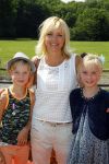 Amsterdam 10 juni 2015
Premiere Apenstreken bij kinderboederij in amsterdamse bos met oa Yvon Jaspers en Kim Lian v d Meij. Yvon met man en kinderen