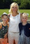 Amsterdam 10 juni 2015
Premiere Apenstreken bij kinderboederij in amsterdamse bos met oa Yvon Jaspers en Kim Lian v d Meij. Yvon met man en kinderen
