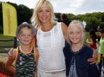 Amsterdam 10 juni 2015
Premiere Apenstreken bij kinderboederij in amsterdamse bos met oa Yvon Jaspers en Kim Lian v d Meij. Yvon met man en kinderen