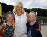 Amsterdam 10 juni 2015
Premiere Apenstreken bij kinderboederij in amsterdamse bos met oa Yvon Jaspers en Kim Lian v d Meij. Yvon met man en kinderen