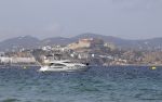ibiza 29 juli 2015
Wendy v Dijk met Sem Lizzy haar moeder en man Erland Galjaard en zijn kinderen uit eerste huwelijk op strand van Coco beach. Herman den Blijker zijn zoon en vrouw alsmede John Ewbank dochter Day en Kelly Weekers zijn ook aanwezig