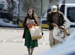 Zaandam 3 juli 2016
Alain Clark met zijn nieuwe vriendin Priscilla Martinez aan het winkelen bij loods 5