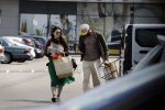 Zaandam 3 juli 2016
Alain Clark met zijn nieuwe vriendin Priscilla Martinez aan het winkelen bij loods 5