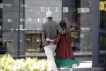 Zaandam 3 juli 2016
Alain Clark met zijn nieuwe vriendin Priscilla Martinez aan het winkelen bij loods 5