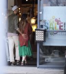 Zaandam 3 juli 2016
Alain Clark met zijn nieuwe vriendin Priscilla Martinez aan het winkelen bij loods 5