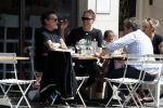 Amsterdam 15 juli 2016
Barry en Sandra Hay op terras met vrienden waaronder Ruben Nicolai en Regina Romeijn.