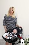 Wateringen 19 juli 2016 
Bobbi Eden ( zwanger ) met haar man Mark Laurenz in hun babykamer.