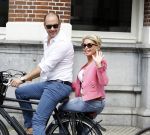 Amsterdam 7 juli 2016 
Connie Witteman met haar vriend Eugene v Dun op de fiets in Amsterdam.