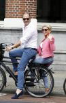 Amsterdam 7 juli 2016 
Connie Witteman met haar vriend Eugene v Dun op de fiets in Amsterdam.