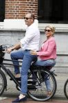Amsterdam 7 juli 2016 
Connie Witteman met haar vriend Eugene v Dun op de fiets in Amsterdam.