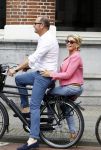 Amsterdam 7 juli 2016 
Connie Witteman met haar vriend Eugene v Dun op de fiets in Amsterdam.
