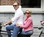 Amsterdam 7 juli 2016 
Connie Witteman met haar vriend Eugene v Dun op de fiets in Amsterdam.