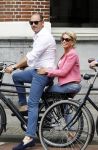 Amsterdam 7 juli 2016 
Connie Witteman met haar vriend Eugene v Dun op de fiets in Amsterdam.