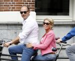 Amsterdam 7 juli 2016 
Connie Witteman met haar vriend Eugene v Dun op de fiets in Amsterdam.