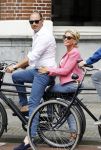 Amsterdam 7 juli 2016 
Connie Witteman met haar vriend Eugene v Dun op de fiets in Amsterdam.