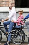 Amsterdam 7 juli 2016 
Connie Witteman met haar vriend Eugene v Dun op de fiets in Amsterdam.