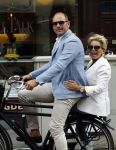 Amsterdam 12 juli 2016
Connie Witteman en Eugene v Dun zijn in ondertrouw gegaan en fietsen naar huis.