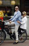 Amsterdam 12 juli 2016
Connie Witteman en Eugene v Dun zijn in ondertrouw gegaan en fietsen naar huis.