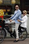 Amsterdam 12 juli 2016
Connie Witteman en Eugene v Dun zijn in ondertrouw gegaan en fietsen naar huis.