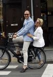 Amsterdam 12 juli 2016
Connie Witteman en Eugene v Dun zijn in ondertrouw gegaan en fietsen naar huis.