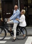 Amsterdam 12 juli 2016
Connie Witteman en Eugene v Dun zijn in ondertrouw gegaan en fietsen naar huis.
