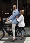 Amsterdam 12 juli 2016
Connie Witteman en Eugene v Dun zijn in ondertrouw gegaan en fietsen naar huis.