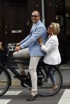 Amsterdam 12 juli 2016
Connie Witteman en Eugene v Dun zijn in ondertrouw gegaan en fietsen naar huis.