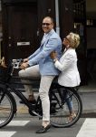 Amsterdam 12 juli 2016
Connie Witteman en Eugene v Dun zijn in ondertrouw gegaan en fietsen naar huis.