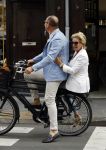 Amsterdam 12 juli 2016
Connie Witteman en Eugene v Dun zijn in ondertrouw gegaan en fietsen naar huis.