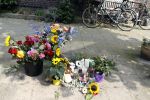 Amsterdam 23 juli 2016
In de eendrachtstraat in Amsterdam zuid pleegde de vader van het neefje van Fajah Lourens zelfmoord door naar beneden te springen met zijn zoontje in zijn handen. Ook het eefje kwam om. Voor de deur zijn bloemen speelgoedbeesjes en kaarsen neer gelegd/gezet