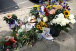Amsterdam 23 juli 2016
In de eendrachtstraat in Amsterdam zuid pleegde de vader van het neefje van Fajah Lourens zelfmoord door naar beneden te springen met zijn zoontje in zijn handen. Ook het eefje kwam om. Voor de deur zijn bloemen speelgoedbeesjes en kaarsen neer gelegd/gezet