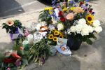 Amsterdam 23 juli 2016
In de eendrachtstraat in Amsterdam zuid pleegde de vader van het neefje van Fajah Lourens zelfmoord door naar beneden te springen met zijn zoontje in zijn handen. Ook het eefje kwam om. Voor de deur zijn bloemen speelgoedbeesjes en kaarsen neer gelegd/gezet