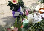 Amsterdam 23 juli 2016
In de eendrachtstraat in Amsterdam zuid pleegde de vader van het neefje van Fajah Lourens zelfmoord door naar beneden te springen met zijn zoontje in zijn handen. Ook het eefje kwam om. Voor de deur zijn bloemen speelgoedbeesjes en kaarsen neer gelegd/gezet