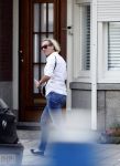Amsterdam 21 juli 2016
Eva Jinek loopt naar haar huis toe.