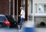 Amsterdam 21 juli 2016
Eva Jinek loopt naar haar huis toe.