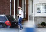Amsterdam 21 juli 2016
Eva Jinek loopt naar haar huis toe.
