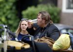 Amsterdam 7 juli 2016 
Frank Evenblij in de jordaan op terras met een man en een vrouw .