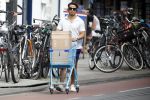 Amsterdam 23 juli 2016 
Geza Weisz met winkelwagentje op straat