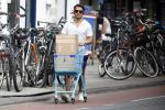 Amsterdam 23 juli 2016 
Geza Weisz met winkelwagentje op straat