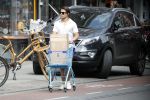 Amsterdam 23 juli 2016 
Geza Weisz met winkelwagentje op straat