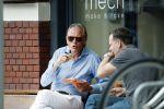 Amsterdam 22 juli 2016
Jort Kelder met een vriend op terras bij Mech