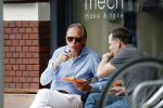 Amsterdam 22 juli 2016
Jort Kelder met een vriend op terras bij Mech
