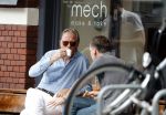 Amsterdam 22 juli 2016
Jort Kelder met een vriend op terras bij Mech
