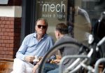 Amsterdam 22 juli 2016
Jort Kelder met een vriend op terras bij Mech